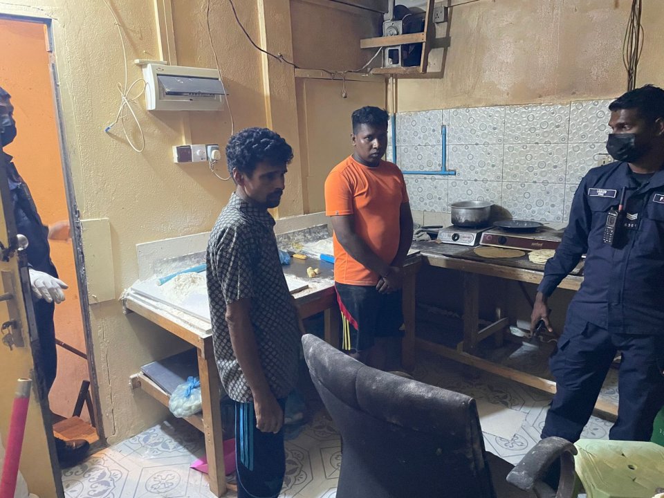 ރޮށި ފިހަމުން ދިޔަ ތަނެއް ބަންދުކޮށް 15 ބިދޭސީން އިމިގްރޭޝަންގެ ބެލުމުގެ ދަށަށް