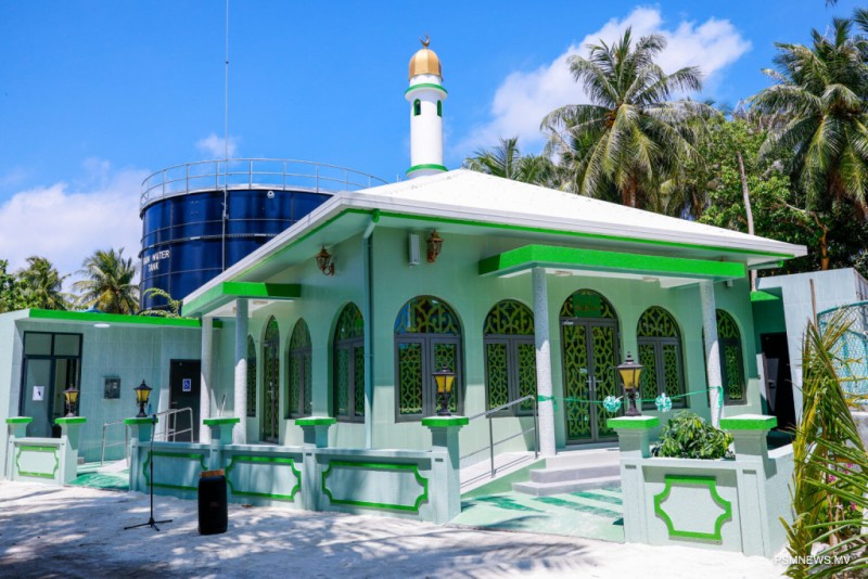 އޮމަދޫގައި އަލަށް ޢިމާރާތްކުރި މަސްޖިދުއްރަހުމާ ހުޅުވައިފި