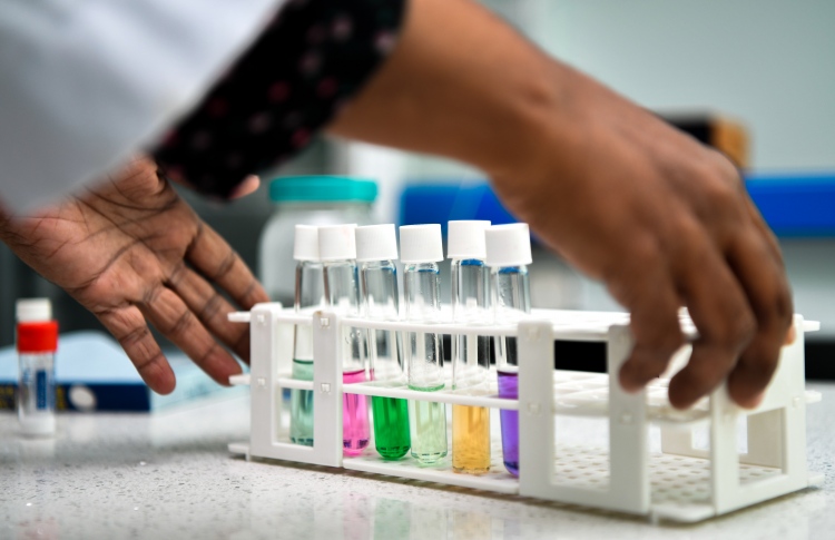 ހިދުމަތް ފަށަން ގިނަ އަދަދެއްގެ ބިދޭސީ ލެބް ޓެކްނީޝަނުން ހޯދަނީ