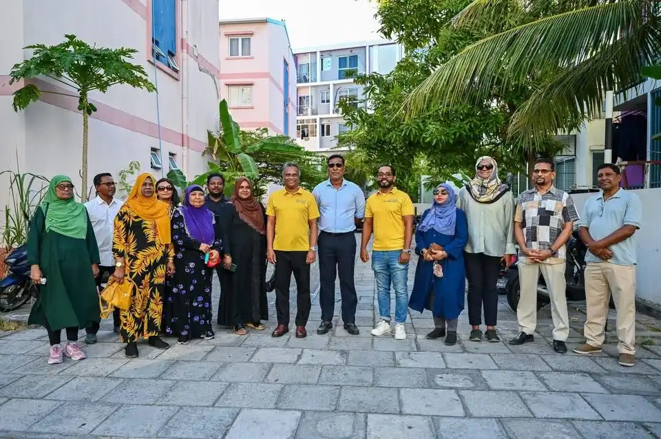 އެމްޑީޕީގެ ފަރާތުން މާލެ ސިޓީ ކައުންސިލް ގެ މޭޔަރުކަމަށް ވާދަކުރައްވާ، މާލެ ސިޓީގެ މިހާރުގެ ވެސް މޭޔަރ އާދަމް އާޒިމް، ހުޅުމާލެ ދެކުނު ދާއިރާގައި އަންގާރަ ދުވަހު ބޭއްވި ދޮރުން ދޮރަށް ހަރަކާތުގެ ތެރެއިން