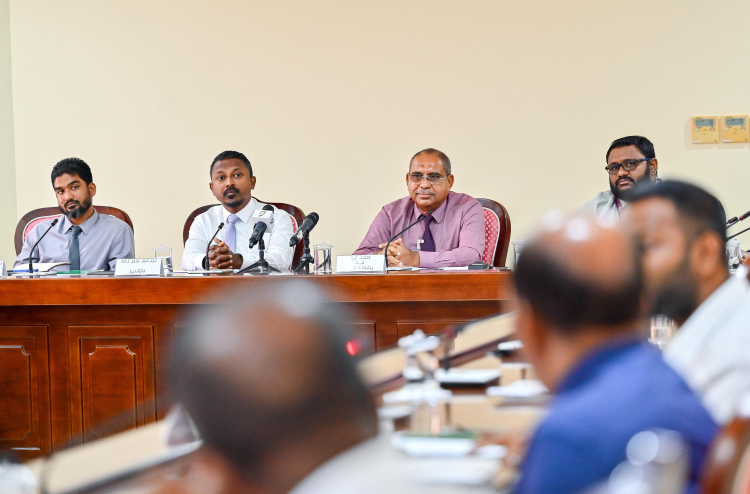 ދެ އިންތިހާބު އެއްކޮށްލުމާ މެދު ހިޔާލު ހޯދުމުގެ ވޯޓު އޭޕްރީލްގައި ނެގޭނީ މި މަހުގެ 18 އަށް ބިލް ނިންމައިގެން: އީސީ