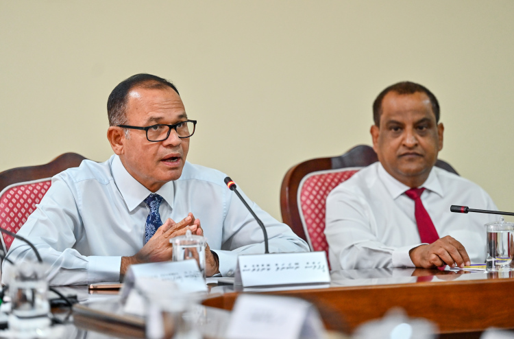 "އިންތިހާބުގެ ހުމެއް"ގައި އަބަދު ތިބުމަށް ވުރެ ރަނގަޅީ ދެ އިންތިހާބު އެއްކޮށްލުން: އާދަމް ޝަރީފް