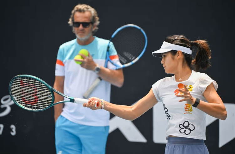 އެމާ 10 ވަނަ ކޯޗެއް ހޯދަނީ