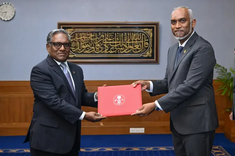 އެޕްސްޓީން ފައިލްސް ގައި ކުރީގެ ރައީސް ވަހީދުގެ ނަން ހިމެނިފައި ވަނިކޮށް، ޕްރެޝަރ ބޮޑުވެ ރައީސުލްޖުމްހޫރިއްޔާގެ ސްޕެޝަލް އެންވޯއިގެ މަޤާމުން އިސްތިއުފާދެއްވައިފި