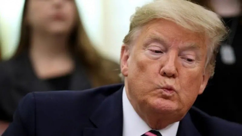 އެޕްސްޓީންގެ މައްސަލާގައި އެމެރިކާގެ ރައީސް ޑިފެންސަށް ވެއްޓި އަމިއްލަ ނަފްސު ދިފާއު ކުރައްވަނީ