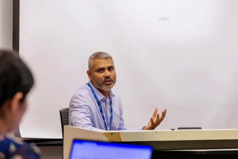 މަޖިލީހުގެ މެންބަރުން ޕާޓީ ބަދަލުކުރުމާ ގުޅޭ ގުޅޭގޮތުން ޑރ. ޝަމްސުލްފަލާހް ދެއްވާ ލެކްޗަރ އަށް އެމްއެންޔޫ އޮޑިޓޯރިއަމް ދިނުމަށް ފަހު އަތުލައިފި