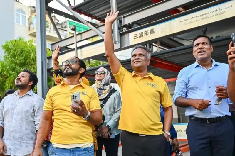 މޭޔަރު އާޒިމް ހުޅުމާލެ ދެކުނުގައި ދޮރުން ދޮރަށް ކެމްޕެއިން ފަށައިފި