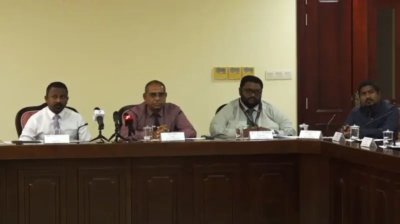 ރިފަރެންޑަމް ވޯޓާ ގުޅޭ ގޮތުން އީސީގެ ރައީސް އޮޅުވާލައްވަން އުޅުއްވުމުން ކޮމިޓީ ހޫނުވެއްޖެ