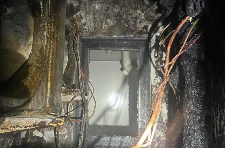 ހިޔާގެ އެނދި ފާހާނާ ހޮޅިތައް މަރާމާތުކުރަން ތިބޭއިރު ވެސް ބޮލަށް ނަޖިސް ފްލަޝްކުރަނީ