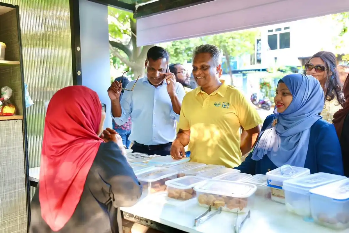 އެމްޑީޕީގެ ފަރާތުން މާލެ ސިޓީ ކައުންސިލް ގެ މޭޔަރުކަމަށް ވާދަކުރައްވާ، މާލެ ސިޓީގެ މިހާރުގެ ވެސް މޭޔަރ އާދަމް އާޒިމް، ހުޅުމާލެ ދެކުނު ދާއިރާގައި އަންގާރަ ދުވަހު ބޭއްވި ދޮރުން ދޮރަށް ހަރަކާތުގެ ތެރެއިން