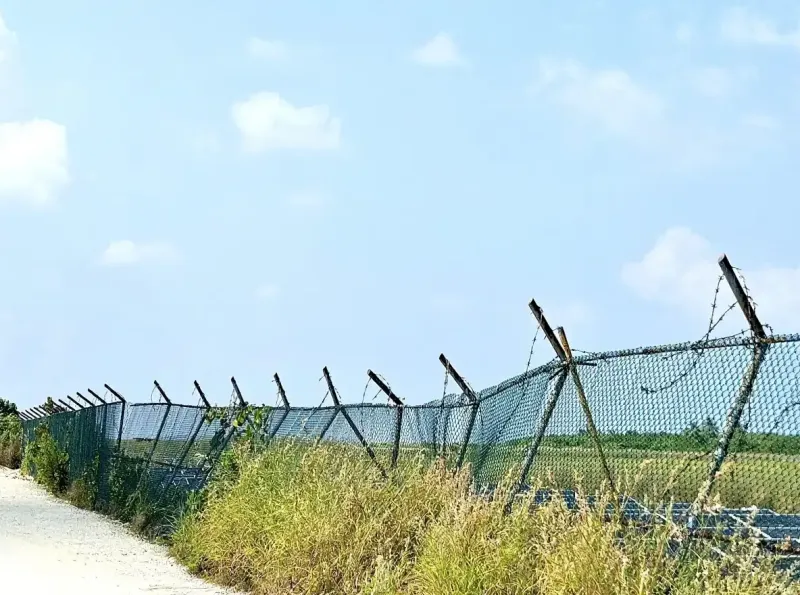 މި ސަރުކާރުން އަވަސް ހައްލެއް ލިބޭނެ ކަމަށް ބުނި ކުޅުދުއްފުށީ އެއަރޕޯޓު ފެންސު އަދިވެސް ހުރީ "ކައްތިރީގައި"