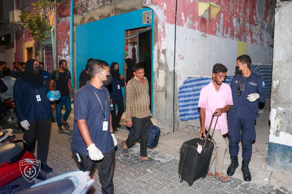 ދެ އެކަމަޑޭޝަން ބްލޮކް ބަލާފާސްކޮށް 16 ބިދޭސީއަކު އިމިގުރޭޝަންއަށް