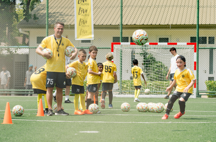 އަވާނީ ފަރެސްގެ ފުޓްބޯޅަ ކޭމްޕަށް އޮވެން އެނބުރި ރާއްޖެ އަށް