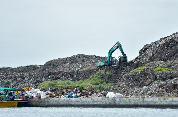 ތިލަފުށީގައި ބިދޭސީއަކު މަރުވީ އެކްސްކަވޭޓަރުން ޖެހި ވެއްޓި، ގައިމައްޗަށް ކުނިއެޅިގެން