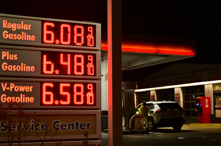 ހަނގުރާމަ ހުއްޓާލަން ޓްރަމްޕު ބޭނުންވާ ކަމަށް ބުނާ ރިޕޯޓަކާ އެކު ތެލުގެ އަގަށް ދަށްވުމެއް