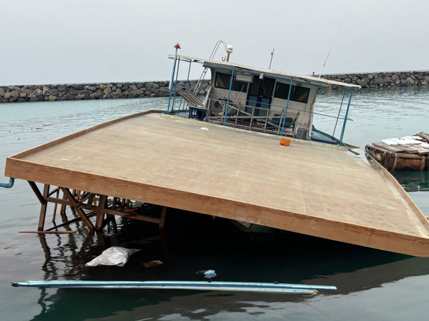 ކުމުންދޫ ފަޅުގައި ބާއްވައިގެން މާރާމާތު ކުރަމުން ދިޔަ ދޯންޏެއް އަޑިއަށް ގޮސްފި