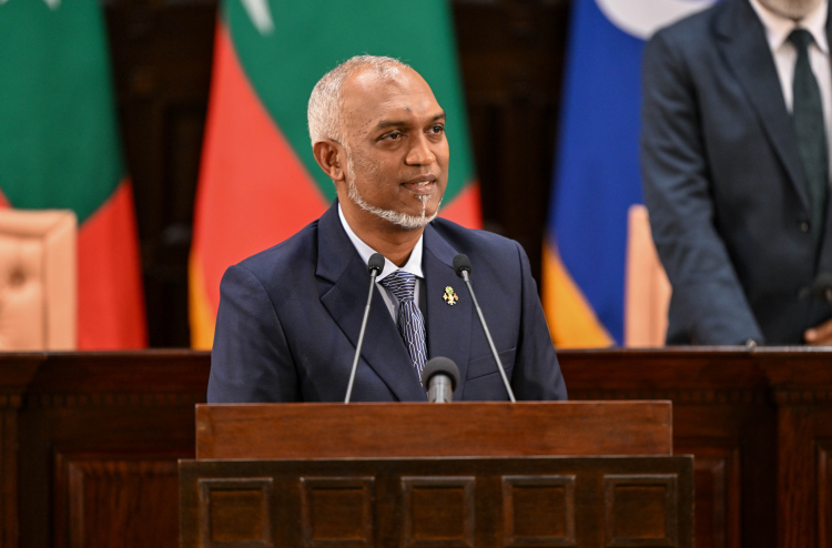 ރައީސް މާދަމާ ހެނދުނު ނޫސްވެރިންނާ ބައްދަލުކުރައްވަނީ