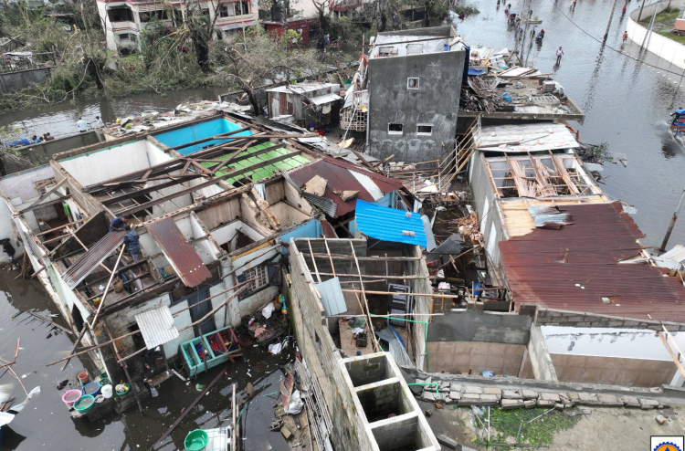 ގަޑިއަކު 155 މޭލަށް ވައިޖެހުނު ތޫފާނެއްގައި މަޑަކަސްކަރައިގެ ސިޓީއެއް ހަލާކުވެ 20 މީހުން މަރުވެއްޖެ