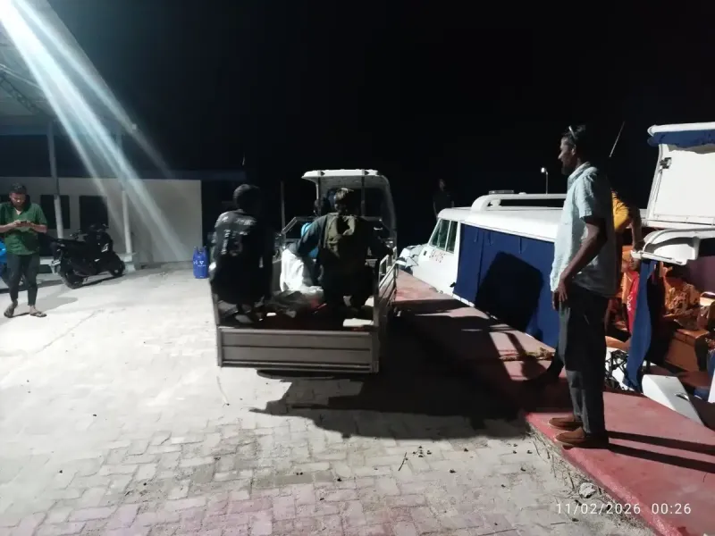 ފީއަލީ ޞިއްޙީ މަރުކަޒުގައި އޮތް ޙާލު ބޮޑު ބަލި މީހަކު ސީއެމްބިއުލާންސް އާ ހަމައަށް ގެންދަން ޖެހުނީ ރަށު ޕިކަޕެއްގައި