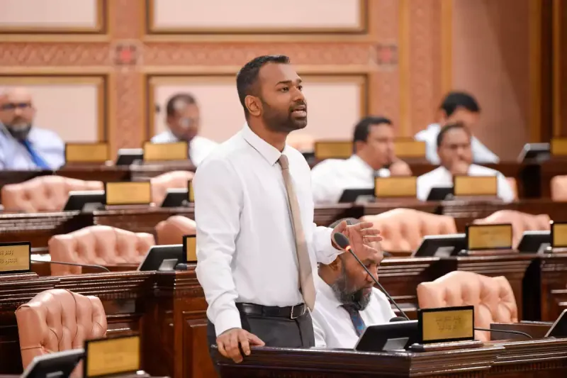 ޚަރަދު ބޮޑުވަނީ ރައްޔިތުން ގާތަށް ދާންވީމާ، ފަޅު ރަށްތައް ބަލަހައްޓަން ފަސްޓް ލޭޑީގެ އާއިލާ އައްޔަނު ކުރަން ޚަރަދު ބޮޑެއް ނުވޭ: މީކާއިލް