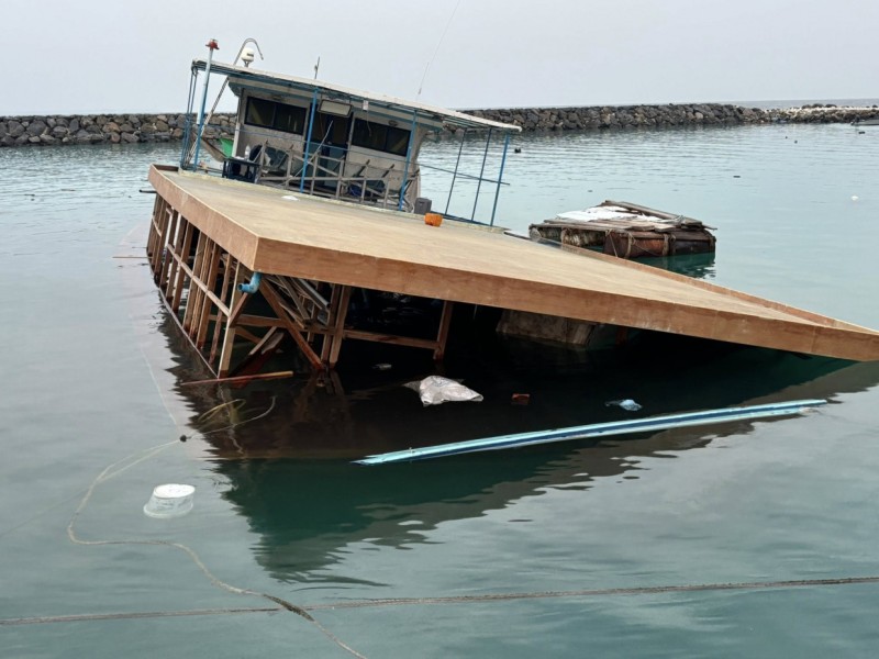 ކުމުންދޫ ފަޅުގައި ބާއްވައިގެން މާރާމާތު ކުރަމުން ދިޔަ ދޯންޏެއް އަޑިއަށް ގޮސްފި