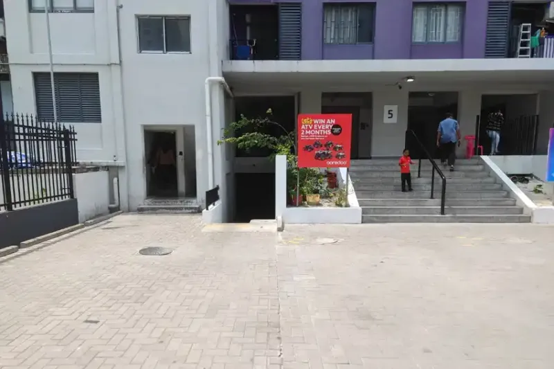 ހިޔާ ފްލެޓުގެ 5 ވަނަ ޓަވަރުގެ ތިރީގައި ބަހައްޓާފައި ހުރި އޭސީ އައުޓްޑޯ ޔުނިޓްތައް ނުނަގާ މައްސަލަ ރާއްޖެޓީވީން ސަމާލު ކަމަށް ގެނައުމުން އެތަކެތި ނަގައިފި