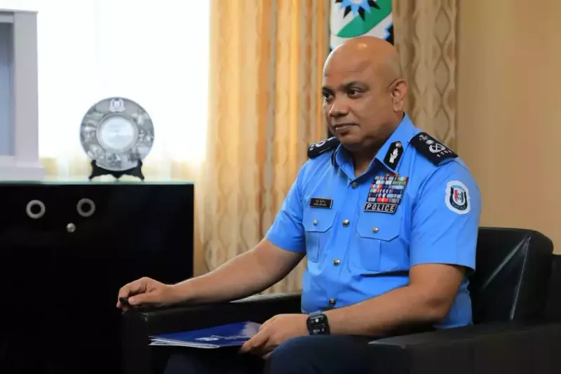 ނަވީން, ފުލުހުންގެ މުއައްސަސާއިން ރިޓަޔަރ ކުރައްވައިފި