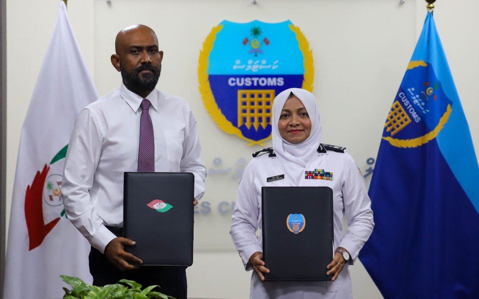 އޭސީސީ އާއި ކަސްޓަމްސްއާ ދެމެދު ވެފައިވާ ފަހުމުނާމާ ހަރުދަނާކުރަން ސޮއިކޮށްފި
