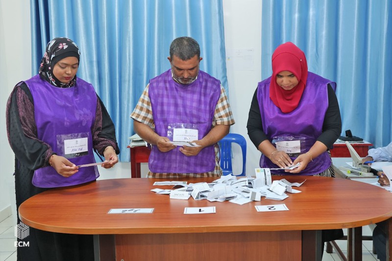 ދެ އިންތިހާބު އެއްކޮށްލުމުގެ ބިލު ތަސްދީގުކުރެއްވުމުގެ ކުރިން ރައްޔިތުންގެ ހިޔާލު ހޯދުމުގެ އާންމު ވޯޓެއް ކައުންސިލް އިންތިހާބާއެކު ނަގަނީ