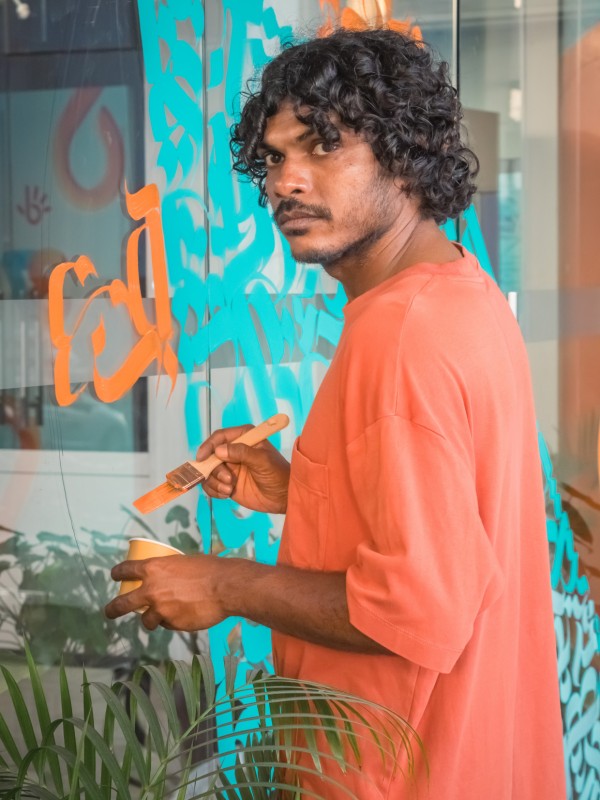 ދަތިތަކާއެކު ވެސް، ނާޖިހު އުފެއްދި ކެލިގްރަފީން ރޯދަ މަހަށް ދިރާގުގެ ބްރޭންޑިން ތަފާތު