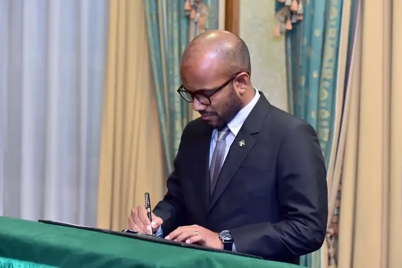 ސުކޫކް ރީފައިނޭންސް ކުރުމަށް ސަރުކާރުން ވިސްނާފައިވާ ގޮތުގެ ފުރިހަމަ މައުލޫމާތު، ދެފުށް ފެންނަ ގޮތެއްގައި ރައްޔިތުންނަށް ހާމަކުރަން ކުރީގެ ފިނޭންސް މިނިސްޓަރ އަމީރު ސަރުކާރަށް ގޮވާލައްވައިފި