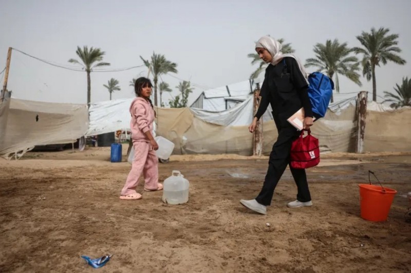 ހަތިޔާރުއެޅި ބަޔަކު ބިރު ދައްކާތީ ޑޮކްޓާސް ވިތްއައުޓް ބޯޑާސްގެ މައްސަކަތް ހުއްޓާލައިފި