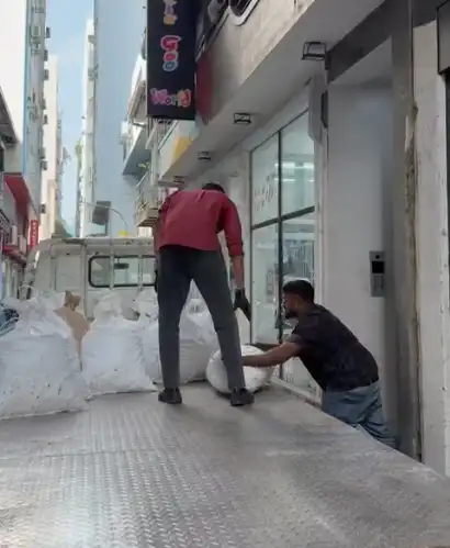 ޗައިނާ މީހެއްގެ އަތުން ފުލުހަކު ބައިވެރިވެގެން ދެ މިލިއަން ރުފިޔާގެ ހުއިފިލަނޑާ ވަގައް ނެގިކަން ފަޅާ އެރުމުން މައްސަލަ ތަހުގީގު ކުރާ ފުލުސް މީހާ މަސްއޫލިއްޔަތުން އެކަހެރިކޮށްފި ކަމަށް ބުނެފި