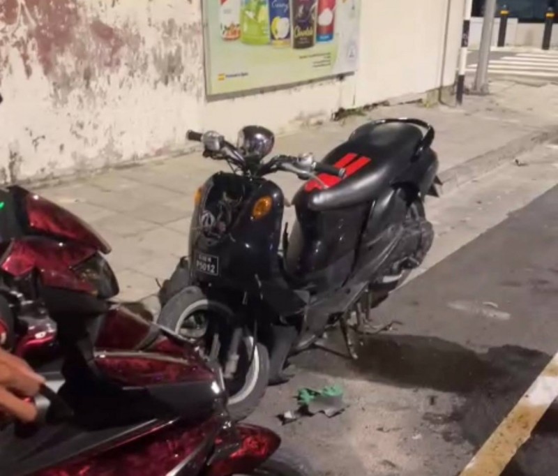 އައްޑޫގައި އެކްސިޑެންޓެއްގައި އަނިޔާވި 4 މީހުން ގޮވައިގެން ދިޔަ އެމްބިއުލާންސް ވެސް އެކްސިޑެންޓުވެއްޖެ