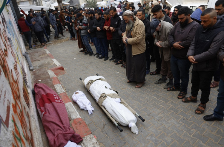 ޣައްޒާގައި އިޒްރޭލުން 12 މީހަކު ޝަހީދުކޮށްލައިފި