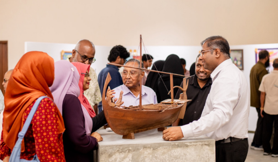 އައްޑޫ ސިޓީގައި ދިވެހިބަހުގެ އެކެޑަމީގެ ފޮތް މައުރަޒެއް ފަށައިފި