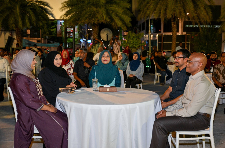 ބަދުބަސް ނުބުނެ، ފުރައްސާރަ ނުކޮށް ކެމްޕެއިން ކުރަން ފަސްޓް ލޭޑީ އެދިވަޑައިގެންފި