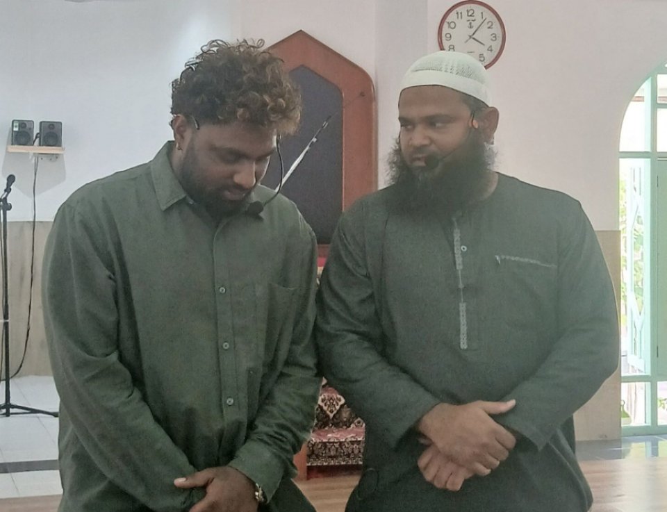 ރާއްޖޭގެ ސެލޫނެއްގައި މަސައްކަތްކުރާ ބިދޭސީއަކު އިސްލާމްވެއްޖެ