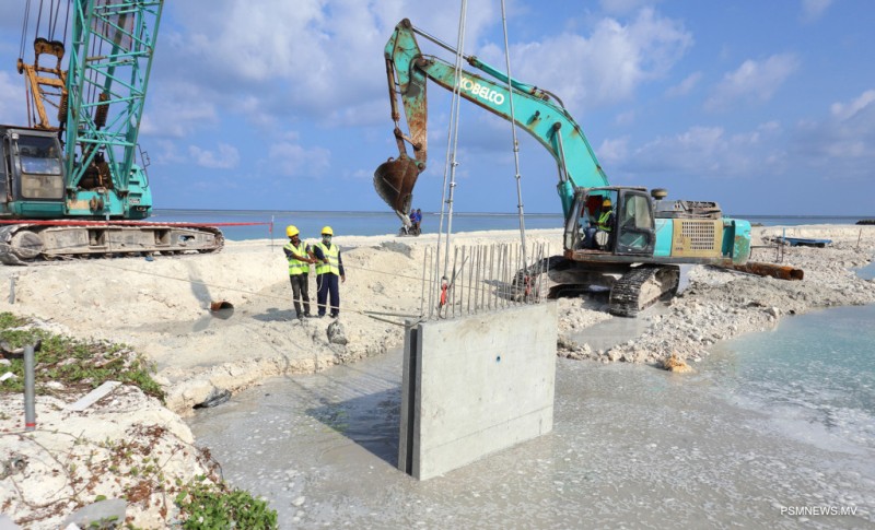 ފޮޓޯ: މާފުށްޓާއި އެރަށު ހިއްކި ސަރަހައްދު ގުޅުވައިދޭ ކޯޒްވޭގެ މަސައްކަތް ފެށުން