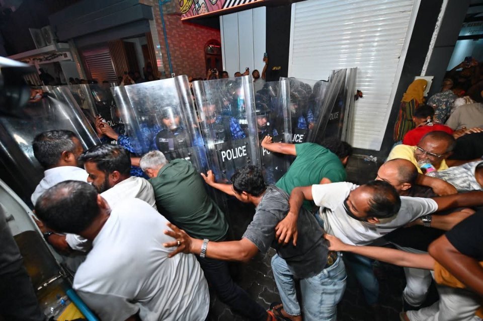 "ލޫޓުވާލި" މުޒާހަރާގައި ފުލުހުންގެ ދައުރަށް ހުރަސް އެޅި 8 މީހަކަށް ދައުވާކޮށްފި