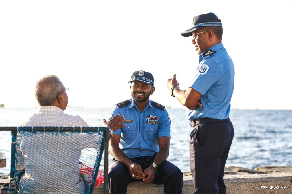 ރައްޔިތުންނާ ގާތުން ބައްދަލުކުރުމަށް ފުލުހުންގެ ވޯކް އެންޑް ޓޯކް ހަރަކާތެއް!