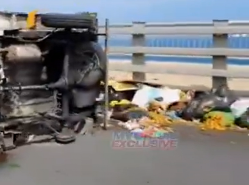 ކުނި ބަރުކޮށްގެން ހުޅުމާލެއަށް ދަތުރުކުރި ޕިކަޕެއް ބުރިޖު މައްޗަށް ފުރޮޅާލައިފި