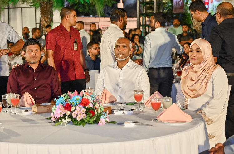 ޑިމޮކްރެޓިކް ރަނގަޅު ގޮތަކީ އެއް ދުވަހެއްގައި ދެ އިންތިހާބު ބޭއްވުން: ރައީސް
