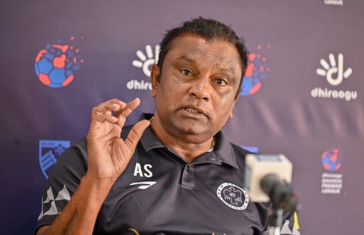 އާއިލީ ސަބަބަކާ ހެދި ސުޒޭން ކޯޗުކަމުން ފަހަތައް ޖެހިލައި ނިއުގެ ޓެކްނިކަލް ޑައިރެކްޓަރު ކަމަށް