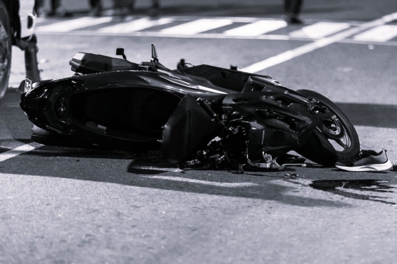 ލައިސެންސް ނެތި ސައިކަލު ދުއްވައިގެން ކުޑަކުއްޖަކު މަރުވުމުން ހައްޔަރުކުރި ޒުވާނާ ޝަރުތުކޮށް، ދޫކޮށްލައިފި