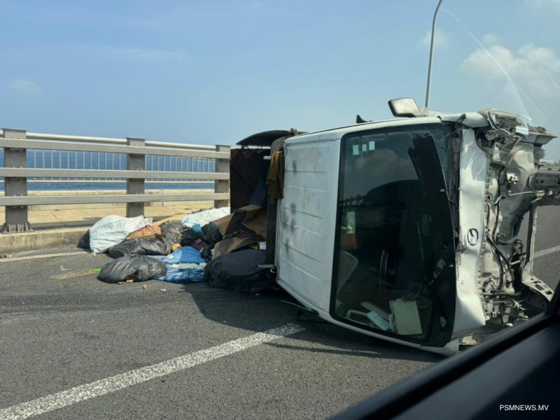 ބްރިޖުން ކުނި ބަރުކޮށްގެން ދިޔަ ޕިކަޕެއް ފުރޮޅާލައިފި