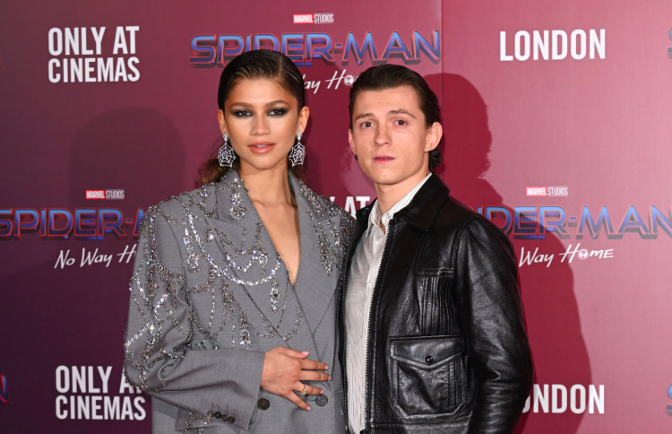 ޒެންޑަޔާ އާއި ޓޮމް ކައިވެނިކުރި ކަމަށް ބުނާ އަޑުތަކެއް