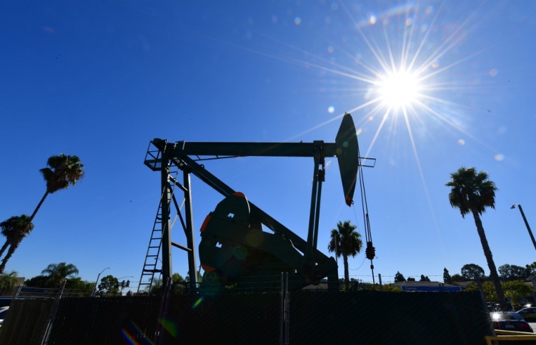 ދުނިޔޭގެ ބާޒާރުގައި ތެލުގެ އަގު އުފުލެން ފަށައިފި