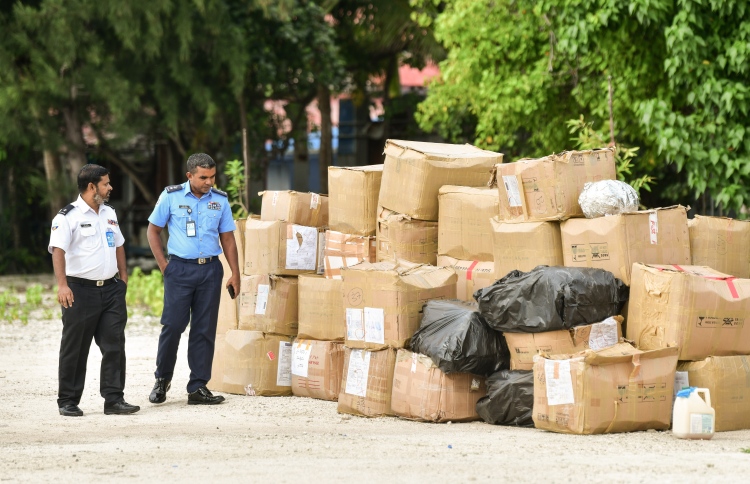 ބޭރުގައި ތިބެ ރާއްޖެއަށް ޑްރަގު ފޮނުވާ ތިން މީހުން އަދިވެސް އަތުލައިނުގަނެވޭ