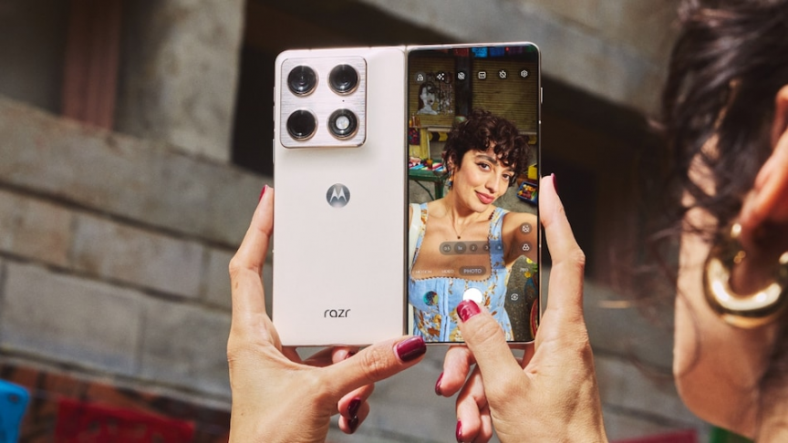 މޮޓޯރޯލާގެ ފުރަތަމަ ފޯލްޑަބަލް ފޯނު ދައްކާލައިފި